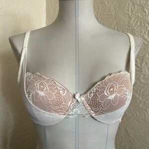 Frederick’s of Hollywood Starstruck Nude Beige Ivory Lace Scoop Bra 32D